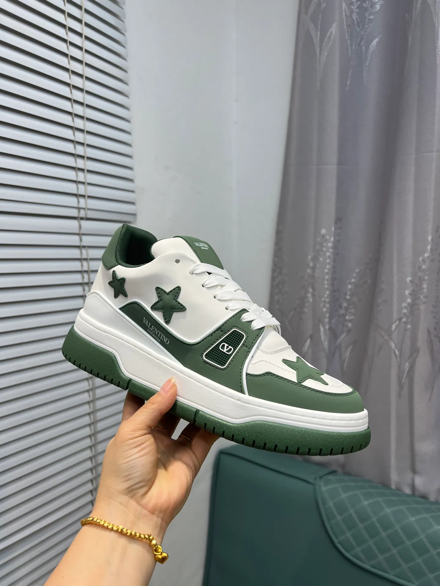 Men's Men's Shoes 💰660 Valentino 2023 early autumn new star shoes are now online! Wang Hedi and Ren Jialun have been worn by many celebrities. Who can refuse the same couple shoes as Wang Hedi! The design of Stars Stab My Heart is cool and spicy. The material of the shoes is cowhide, and every color is beautiful! Size 35-40, men’s size 39-44 (women’s 41, men’s 38, 45🉑️customized)